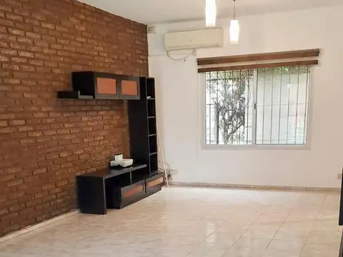 Casa en Alquiler con 2 cocheras