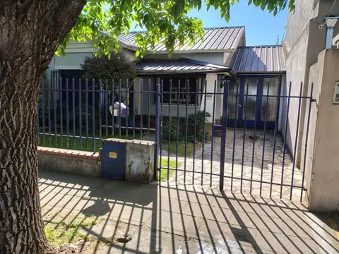 CASA  MAS DEPARTAMENTO AL FONDO, EN HURLINGHAM