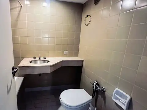 AMBIENTE AL FRENTE CON COCINA KITCHINET y BAÑO