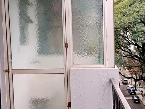 BALCÓN. LAVADERO CUBIERTO.AL FRENTE.VISTA ABIERTA.APTO PROFESIONAL.BAJAS EXPENSAS. HECHO A NUEVO.