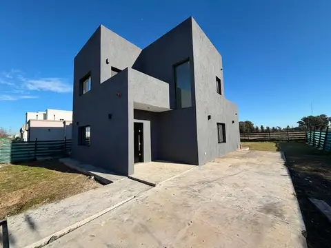 Venta casa 4 ambientes a estrenar con galeria y parrilla Maschwitz