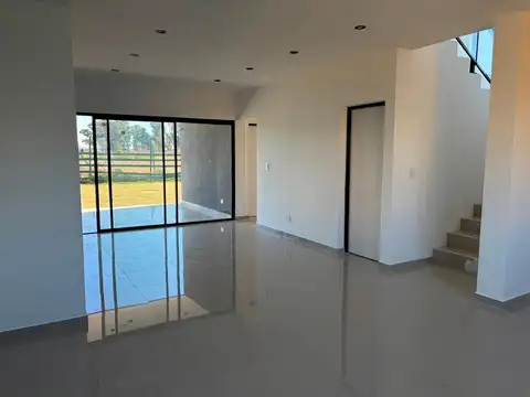 Casa 4 ambientes con 2 baños
