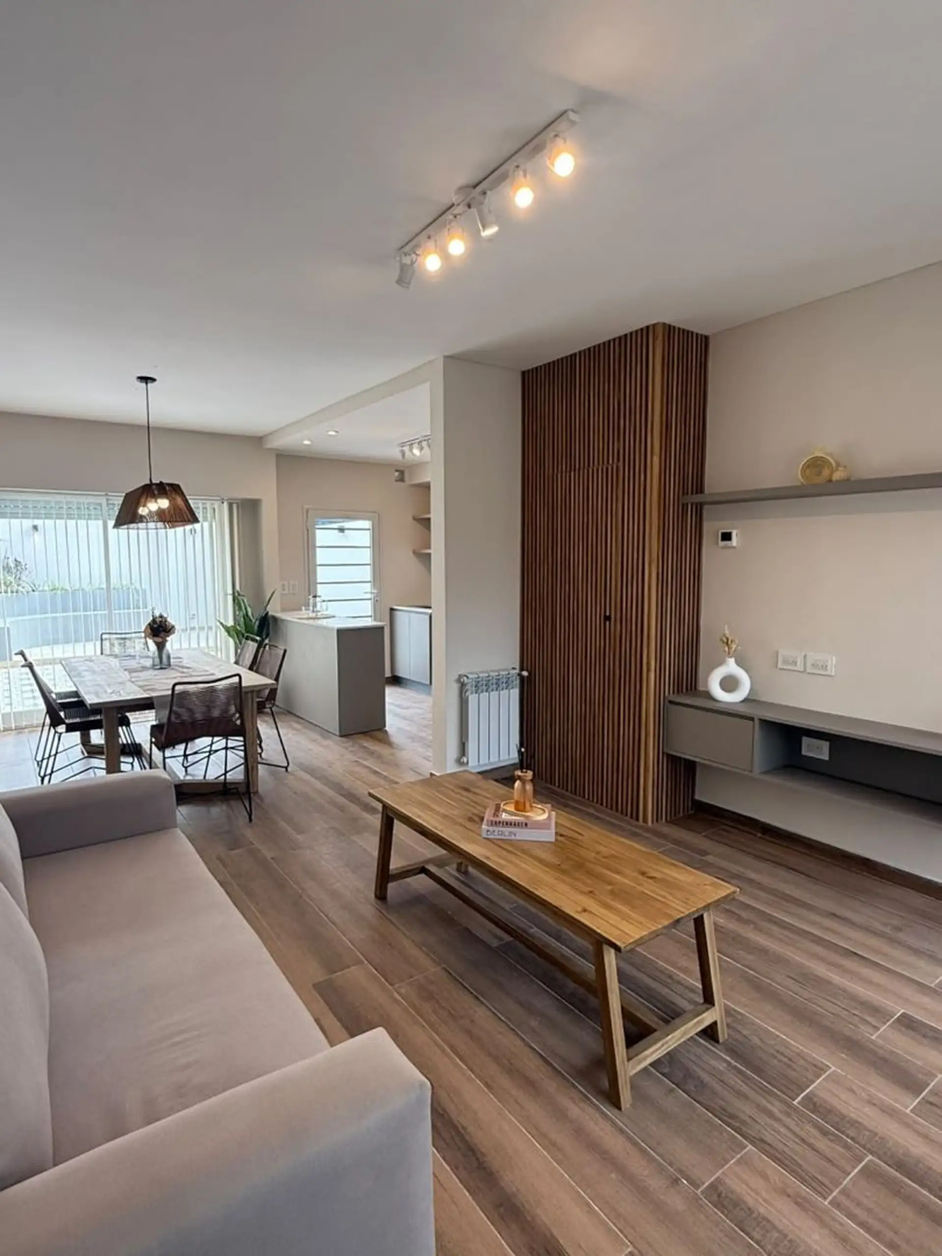 Dúplex en venta 4 ambientes con cochera, patio y balcón - Parque Luro