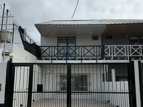 Dúplex en venta 4 ambientes con cochera, patio y balcón - Parque Luro