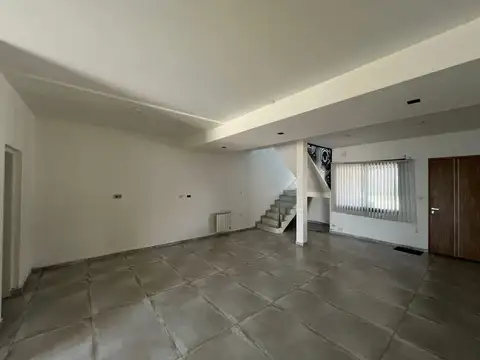 Casa 7 ambientes con 2 baños