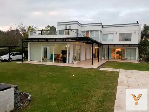 Casa en venta - 3 dormitorios 3 baños - 350mts2 totales - Posadas de los Lagos