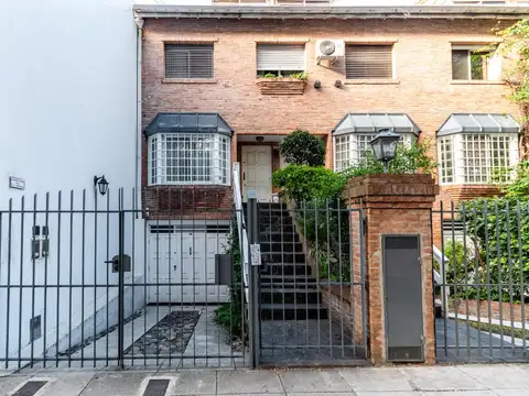 Comodísima casa con jardín en venta, frente a la Plaza Vicuña Mackenna, Saavedra.
