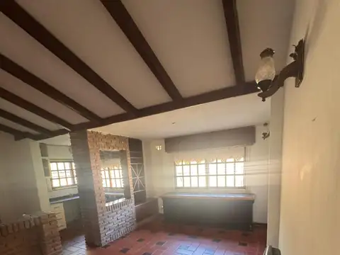 Casa en Alquiler con 1 cochera
