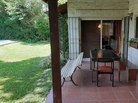 Muy buena casa de sólida construcción en lote central con jardín y pileta