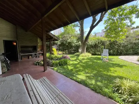 Muy buena casa de sólida construcción en lote central con jardín y pileta