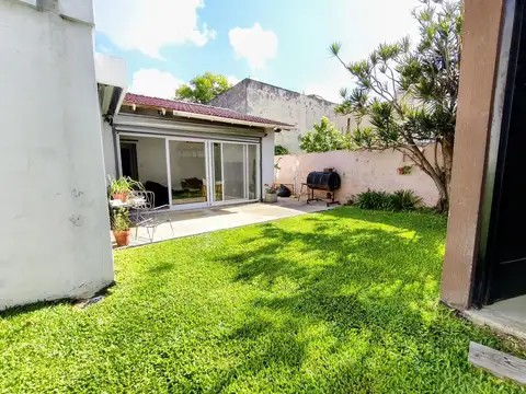 Casa en venta en Loma Hermosa 3 ambientes  depto/quincho  Cochera doble y Jardín  Excelente estado