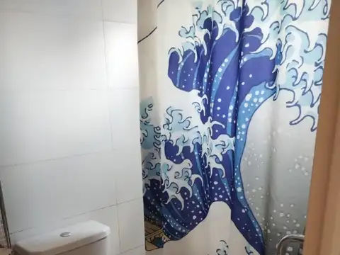 Monoambiente con cocina separada y balcón