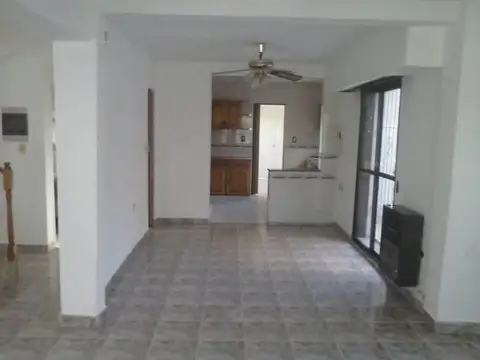 Oficina 8 ambientes con 2 baños