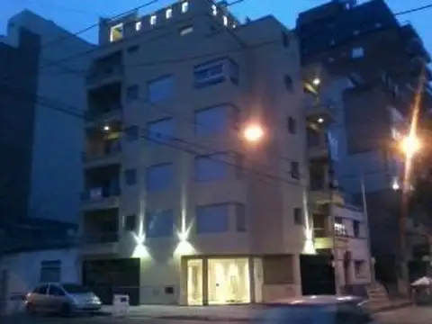 caballito,   2 ambientes todo al frente con balcón, cocina separada, baño completo,  impecable.