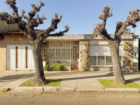 VENTA CASA 4 AMBIENTES JARDIN COCHERA SAN JUSTO