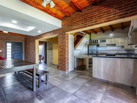 Casa 6 ambientes con 2 baños