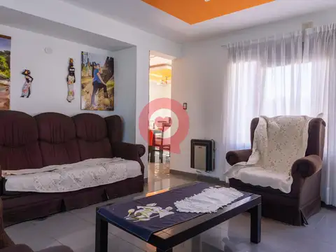 Casa 6 ambientes con 2 baños