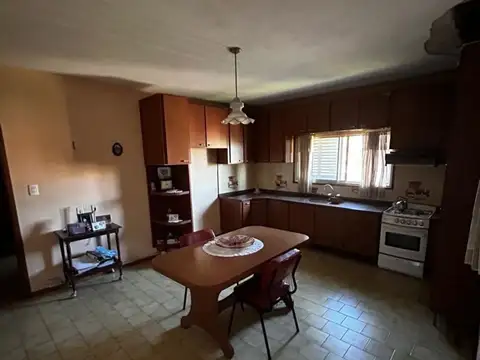 Casa en Venta con 4 cocheras