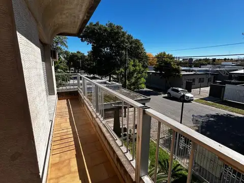 Casa 24 ambientes con 4 baños