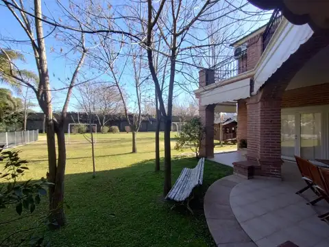 Casa 8 ambientes con 6 baños