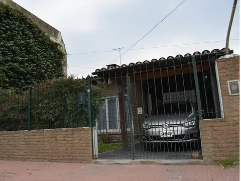 HERMOSA CASA CON PILETA NUEVO VALOR ACEPTA PERMUTA 