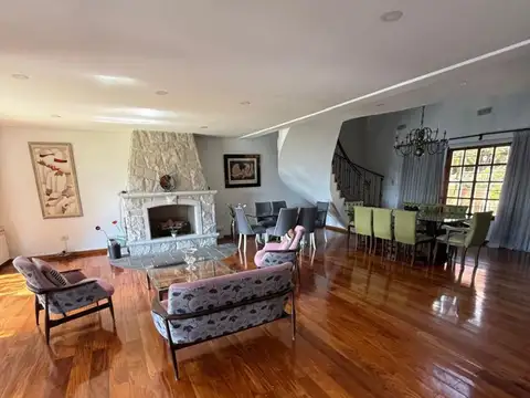 Casa 6 ambientes con 5 baños