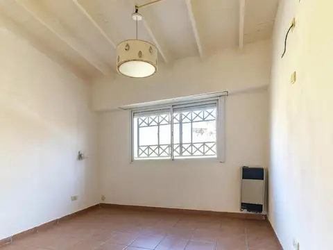 Venta de Tríplex 3 Ambientes con Patio y Parrilla vista a la Plaza – Villa Luro
