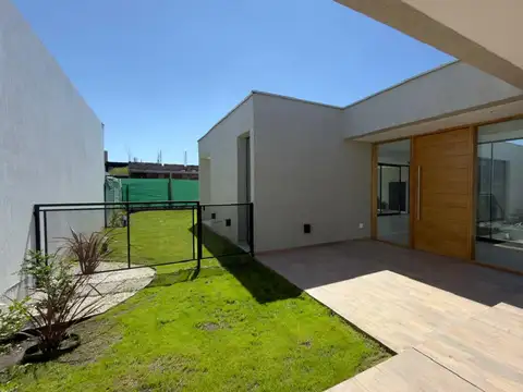 Casa 5 ambientes con 4 baños