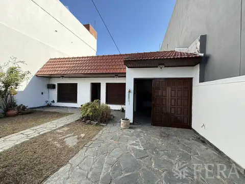 Venta Casa 3 ambientes con cochera y jardin en Wilde