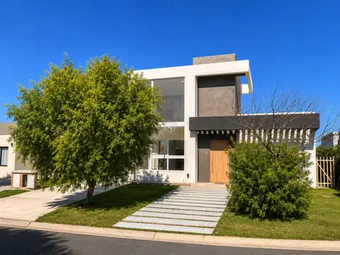 Casa en venta en Barrio Cerrado Santa Elena- Pilar del Este 100