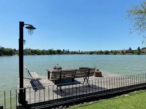 Casa en Alquiler con 2 cocheras