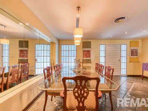 Casa 6 ambientes con 5 baños