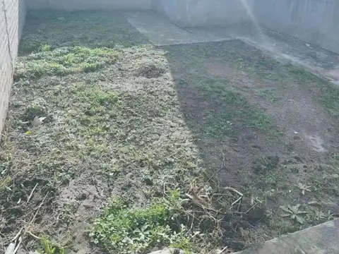 Se vende casa con local.