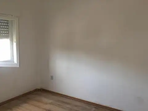 Ph  2 ambientes.Dormitorio, cocina-comedor, baño ,  patio.