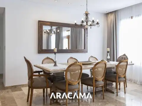 Casa en Venta con 2 cocheras