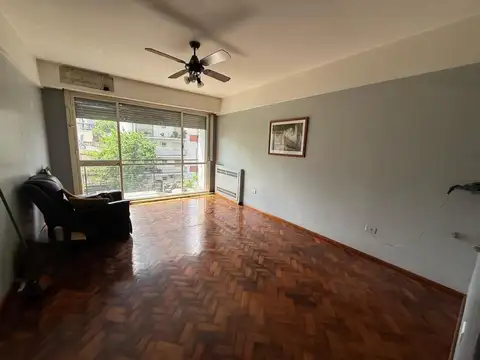 Departamento de 3 ambientes al frente con amplio balcón