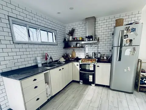 Casa 4 Ambientes con Terraza, Patio y Quincho con Parrilla – Excelente Estado
