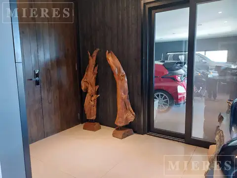 Casa 5 ambientes con 4 baños