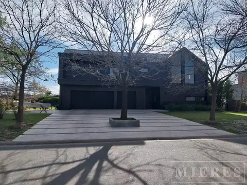 Casa en venta a al río en Santa Catalina, Villa Nueva.
