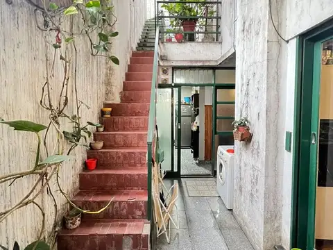 VENTA CASA DE 6 AMB EN 2 PLANTAS, PATIO Y TERRAZA
