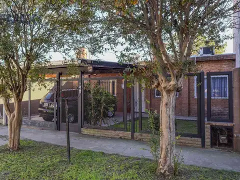 Venta casa 3 Amb Jardin Quincho Lote Propio