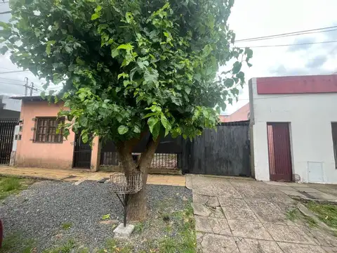 VENTA CASA MULTIFAMILIAR CON LOCAL CASTELAR NORTE