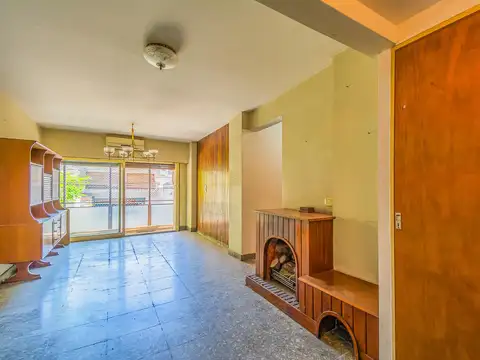 Venta Departamento 3 Amb con dependencia al frente con Balcon a reciclar en Flores