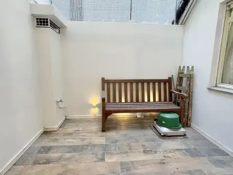 Oficina de 3 ambientes de categoria totalmente reciclado con patio en Alquiler en Recoleta