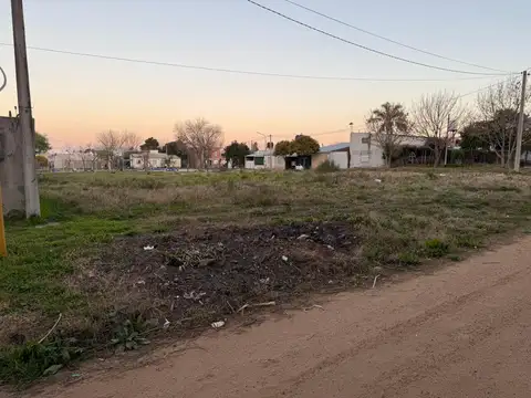 Lote en esquina con pavimento. 418 m².Entrega y Cuotas