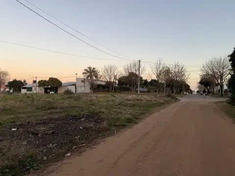 Lote en esquina con pavimento. 418 m².Entrega y Cuotas