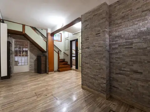 Casa 6 ambientes con 2 baños