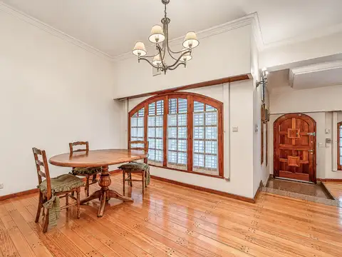 Venta Casa 5 Amb en Versalles con Jardín y cochera para 2 autos