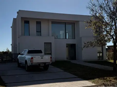 Casa 9 ambientes con 3 baños