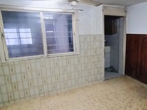 CASA DE 4 AMBIENTES, CON PATIO Y ESPACIO GUARDA COCHE.